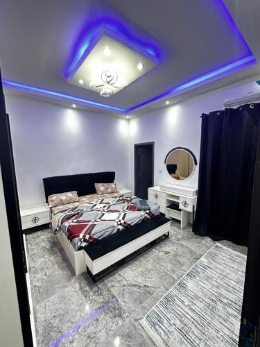Una cama o camas en una habitación de Wisdom