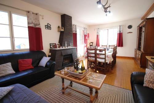 un salon avec un canapé et une table dans l'établissement Le Gite 5 mn de Luchon - Jardin garage et parking, à Benque-Dessous-et-Dessus