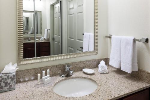 Ванная комната в Residence Inn Fort Worth Cultural District