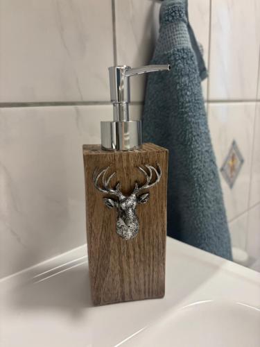 a reindeer head bottle opener sitting on top of a sink at Haus Hannah in Meiningen