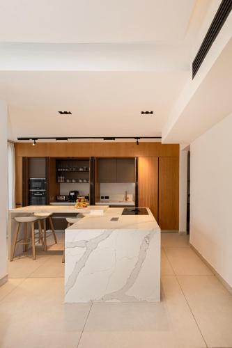 Luxurious Villa 5BHK with Pool BBQ and Full Time Housemaid Assistance - live inにあるキッチンまたは簡易キッチン
