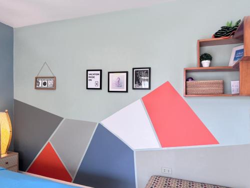 a childs room with a geometric design on the wall at Kalachuchi Inn 薄荷雞蛋花旅宿 in Panglao