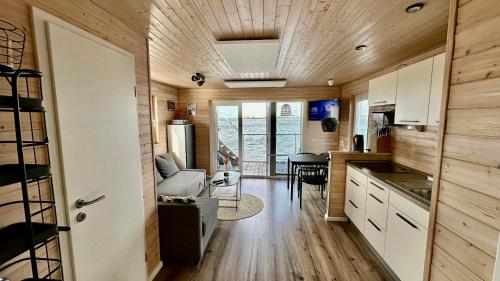 een keuken en een woonkamer in een tiny house bij Hausboot Koje INE Huus & Meer in Ortmühle