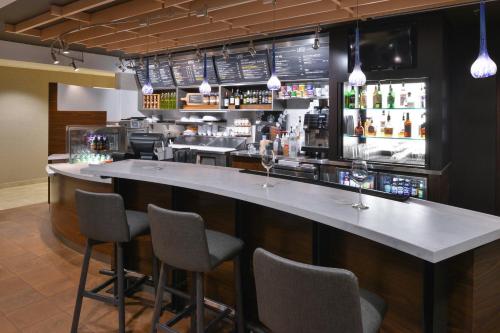 Lounge atau bar di Courtyard by Marriott Charlotte Matthews