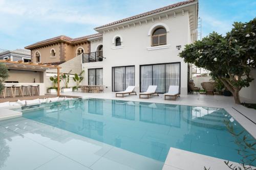 Bazén v ubytování Luxurious Villa 5BHK with Pool BBQ and Full Time Housemaid Assistance - live in nebo v jeho okolí