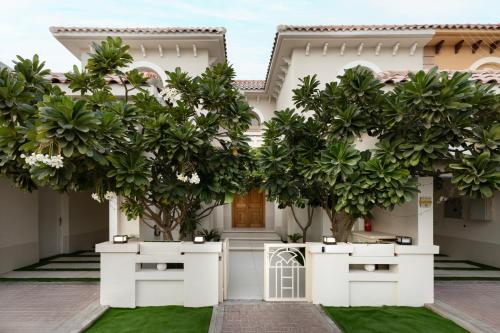 Luxurious Villa 5BHK with Pool BBQ and Full Time Housemaid Assistance - live inにある庭