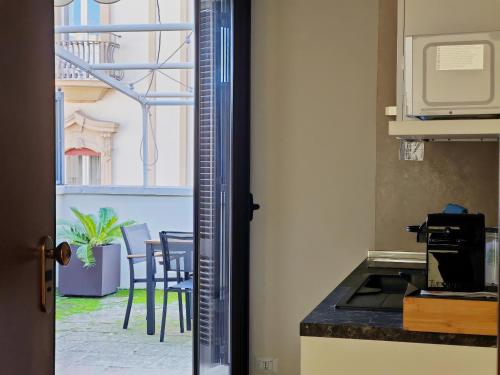 Dapur atau dapur kecil di Blu Mazzini 1 - Appartamento luxury con terrazza privata - Barocco Collection