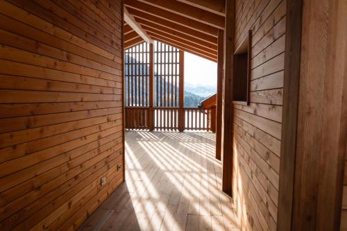 a room with a window and a wooden wall at Mountain Exzelent Residence in Anterselva di Mezzo