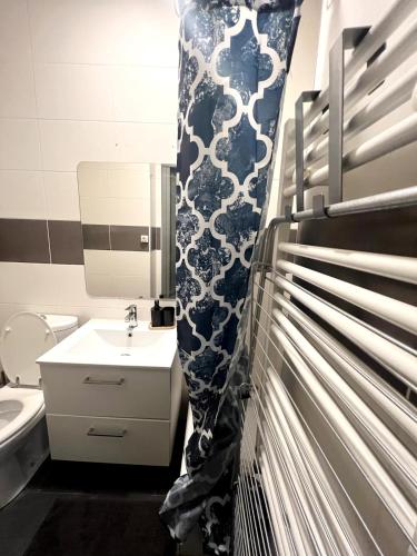 une salle de bain avec un lavabo et un rideau de douche dans l'établissement T2, Flachet, Netflix, 2 sdb, à Villeurbanne