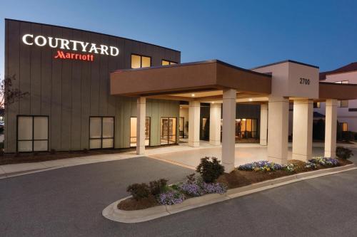 a view of a court yard martacistacistacistacistacist at Courtyard Charlotte Airport North in Charlotte