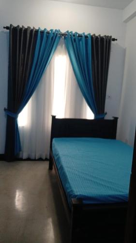 Ein Bett oder Betten in einem Zimmer der Unterkunft Thangamani Guest