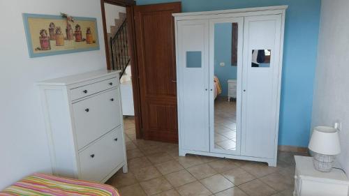 1 dormitorio con tocador blanco y espejo en VILLA ELEONORA-IUN-P6104, en San Teodoro