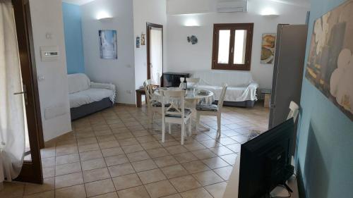una sala de estar con una mesa y un sofá en VILLA ELEONORA-IUN-P6104, en San Teodoro