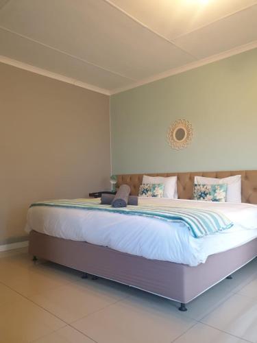 Un dormitorio con una cama grande en una habitación. en Lavenderlane Guesthouse, en Dannhauser