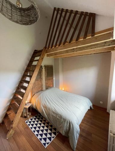 une chambre avec un lit superposé et un escalier dans l'établissement Les gîtes de la Courtille, à Équihen-Plage