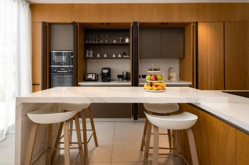 Luxurious Villa 5BHK with Pool BBQ and Full Time Housemaid Assistance - live inにあるキッチンまたは簡易キッチン