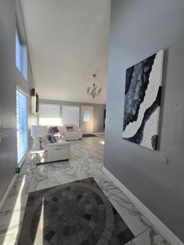 a living room with a couch and a painting on the wall at 1976HoustonGem Luminous PvTPool & HotTub DT20mins for LRG Families 6Beds 2Bath in Houston