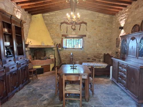 a dining room with a table and a kitchen at Tuscany Villa Gorello. Villa in Toscana. Jacuzzi con tetto in cristallo,piscina in Arezzo