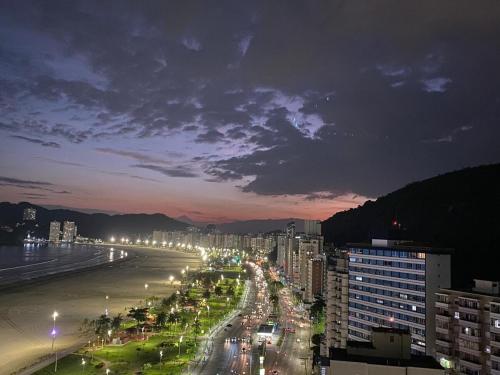 サン・ビセンテにあるApto 18 - Pé na areia, Santosの夜の街灯