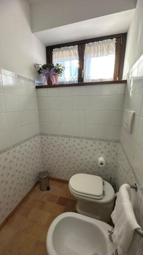 a bathroom with a toilet and a sink at Locazione Turistica A Casa di Viola in Orvieto