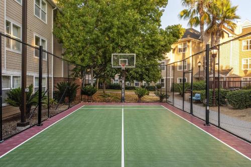 a tennis court with a basketball hoop at Residence Inn San Diego Sorrento Mesa/Sorrento Valley in Sorrento