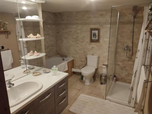 La salle de bains est pourvue d'un lavabo et d'une douche. dans l'établissement Dordogne Cottage, à Faurilles
