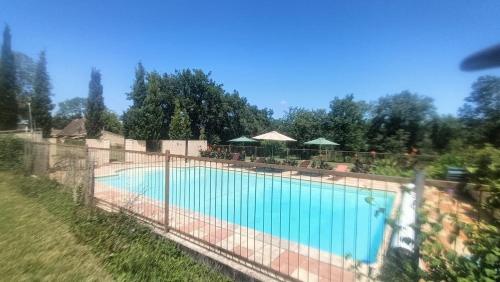 une piscine entourée d'une clôture dans l'établissement Dordogne Cottage, à Faurilles