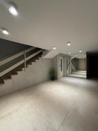 ラーナナにあるפנינת רעננהの階段のある空き部屋