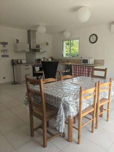 une cuisine et une salle à manger avec une table et des chaises dans l'établissement La maison Grignan, à Bergerac