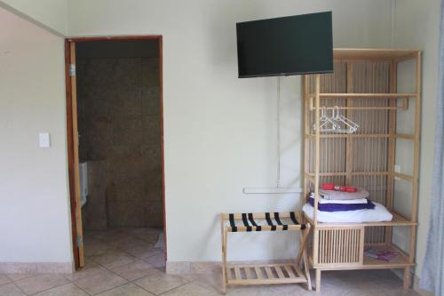 TV a/nebo společenská místnost v ubytování Kruger Bush Retreat