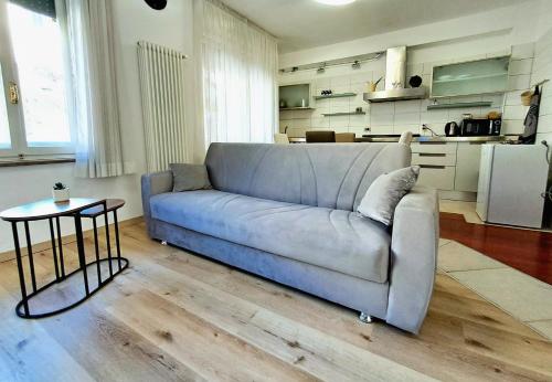 una sala de estar con un sofá y una mesa en Isola Holiday, en Feltre