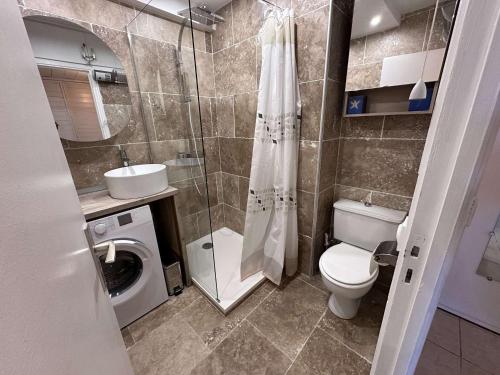 une salle de bain avec toilettes, lavabo et douche dans l'établissement Studio climatisé 30m² avec piscine à 50m de la plage - FR-1-731-107, au Grau-du-Roi