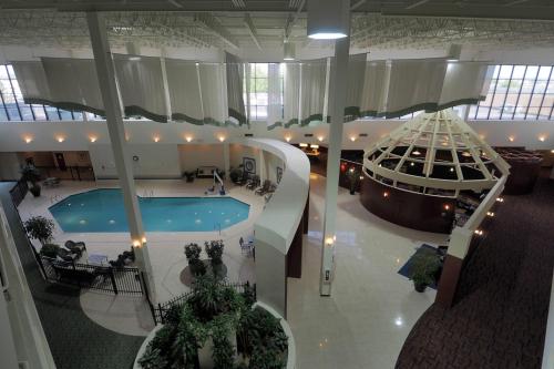 an image of a pool in a building at Courtyard by Marriott Columbus West/Hilliard in Columbus