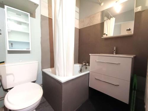 une salle de bain avec toilettes, lavabo et baignoire dans l'établissement Studio confortable 4 pers avec balcon au Pla d'Adet - FR-1-457-366, à Saint-Lary-Soulan