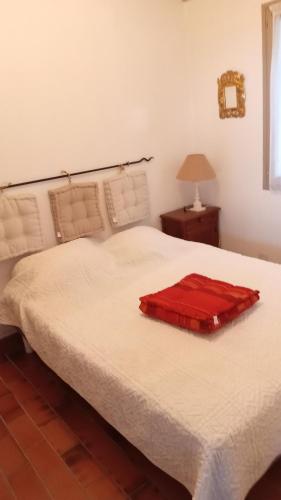 - une chambre avec un lit blanc et une couverture rouge dans l'établissement Vue Panoramique, à Porticcio