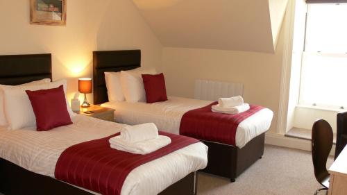 Llit o llits en una habitació de The Home Arms Guesthouse