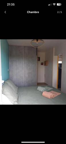 une photo d'une chambre avec un lit et une lumière dans l'établissement Chez Rosa, à Bourcefranc