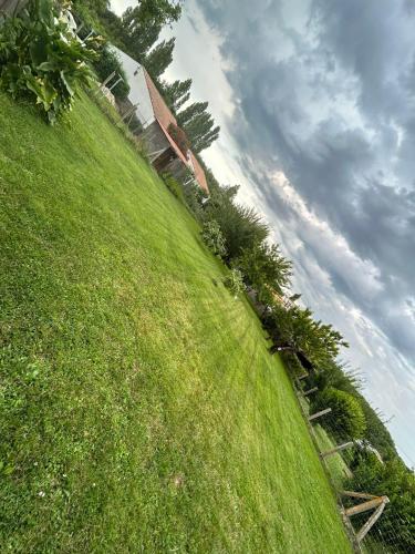 Une colline herbeuse avec une maison en haut dans l'établissement Chez Rosa, à Bourcefranc