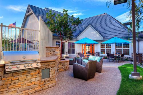 a backyard with a grill and a patio with furniture at Residence Inn San Diego Rancho Bernardo Scripps Poway in Sabre Springs