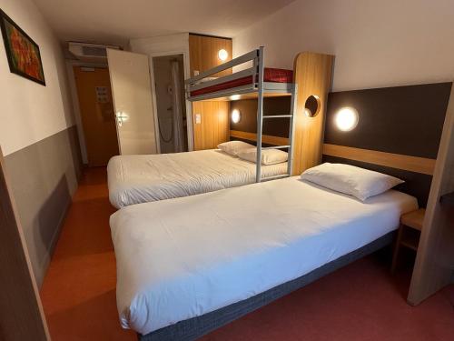 Postel nebo postele na pokoji v ubytování B&B HOTEL Lisieux Parc des Expositions