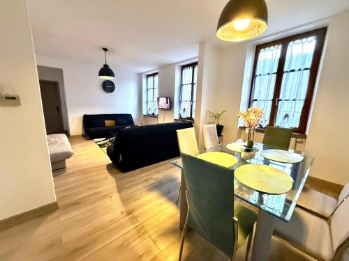 un salon avec une table et un canapé dans l'établissement L'étoile de Châtenois, à Châtenois