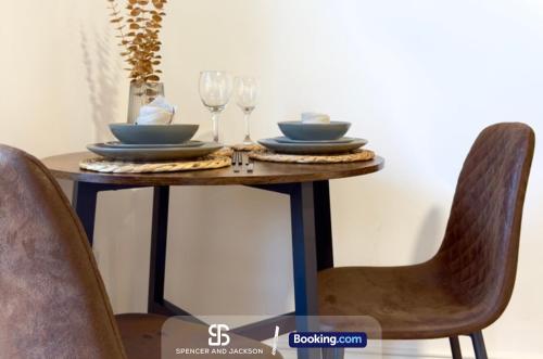 Posezení v ubytování 1 Bedroom City Centre Apartment Near The University and Bodleian Library - By Spencer and Jackson Short Lets & Serviced Accommodation Oxford