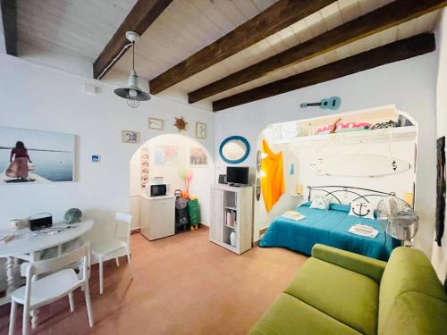 Una cama o camas en una habitación de Gaudì Art Room Studio Apartment