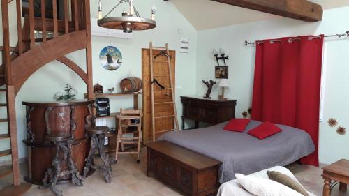 une chambre avec un lit et un rideau rouge dans l'établissement la vallee du cher, à Monthou-sur-Cher