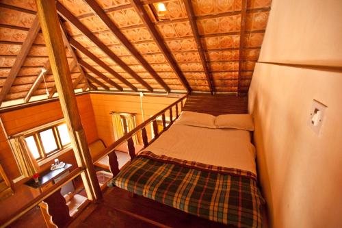 Un pat sau paturi într-o cameră la Kabbe Hillview Homestay