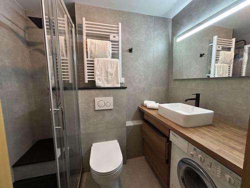 une salle de bain avec un lavabo et une machine à laver dans l'établissement Appartement Méribel 4 pièces, 8 pers, proche pistes, parking, wifi - FR-1-180-620, à Les Allues