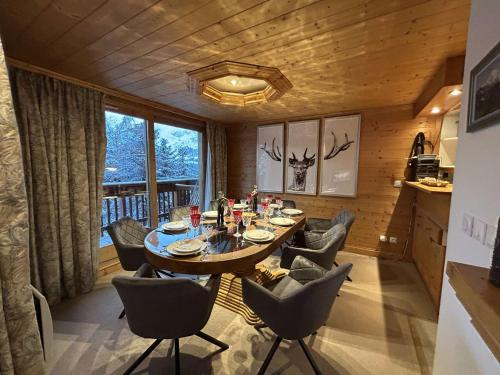 une salle à manger avec une table et des chaises dans l'établissement Appartement Méribel 4 pièces, 8 pers, proche pistes, parking, wifi - FR-1-180-620, à Les Allues