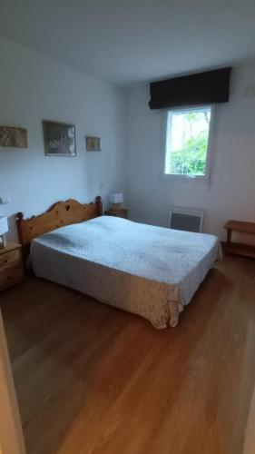 une chambre avec un grand lit dans une pièce dans l'établissement Résidence DOMAINE DE LA VALEE D'AX, à Ax-les-Thermes