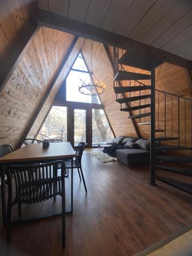 Et opholdsområde på Wonderwood Borjomi Cottage