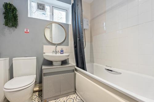 Phòng tắm tại Cosy 2-Bedroom Central Home with Private Hot Tub